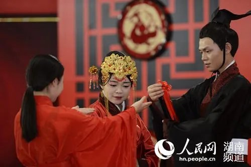 湖南辛追夫人婚礼重现 汉服穿越2千年依旧精致华美