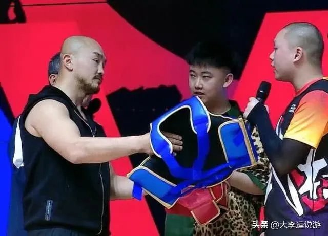 网红刘二狗挑战一龙被打哭,你怎么看?
