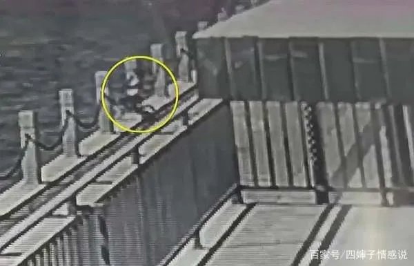 男孩骑车坠河，妈妈姥姥跳河救娃却溺亡！男孩已被好心人救起，你怎么看？