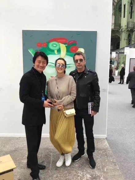 素颜现身街头的巩俐,是什么样的状态?