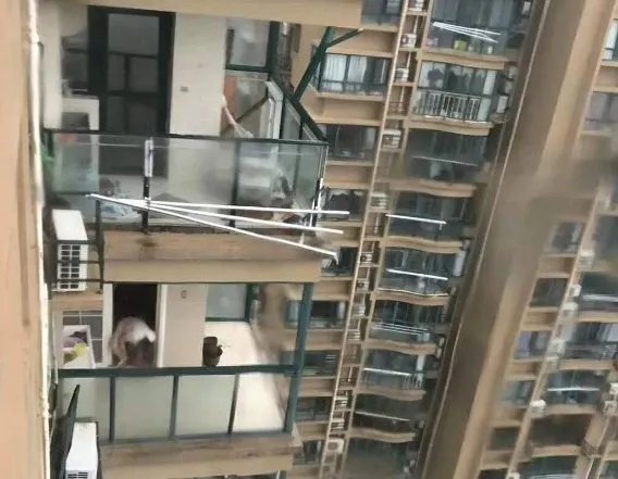 台州老人台风天关窗时坠亡,窗户为什么这么不结实?