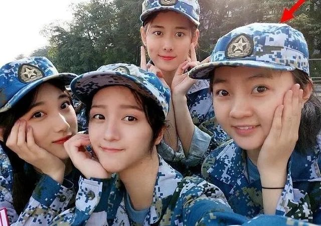 林妙可军训跟同学合影,为什么能凭学生气圈好感?