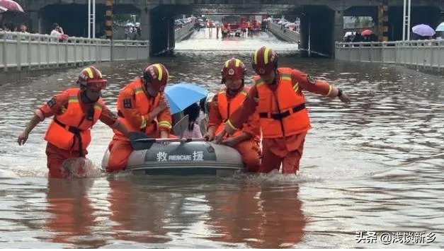 在新乡下大暴雨停车哪里比较安全?