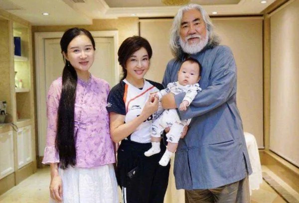 69岁张纪中娶了38岁杜星霖过得怎么样?