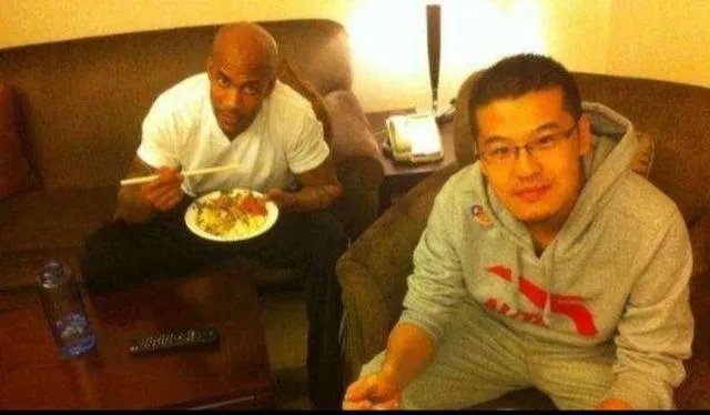 北控遭绝杀后,场边的杨毅难掩失落!他不是解说员吗?为什么不保持中立的态度呢?