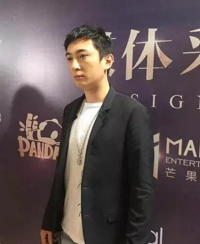 国民老公王思聪参加老同学婚礼,大手笔随礼30万,这事你怎么看?