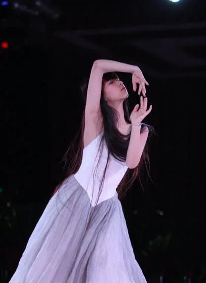 小彩旗天天向上教舞播出 舞姿和耐力让人啧啧称奇
