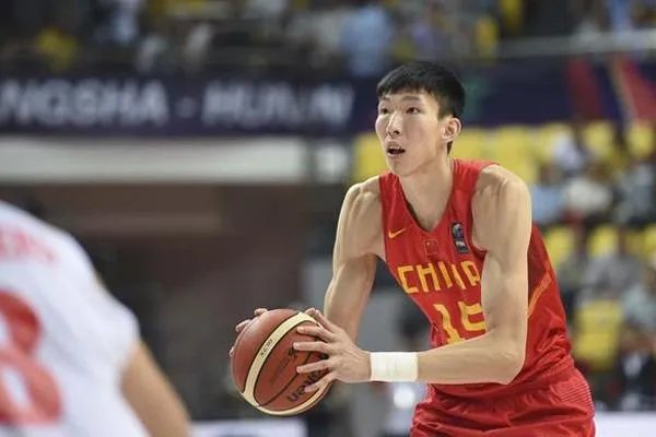 央视批评周琦，网友们为何纷纷吐槽周琦的认错态度？
