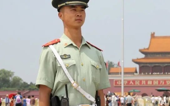 游客为雨中执勤哨兵撑伞,我们是否该像这名游客学习?