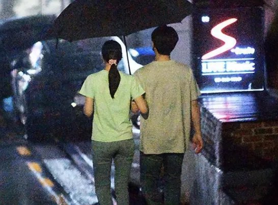 金妍儿10月与小五岁男歌手结婚,他们之间是如何相识的?