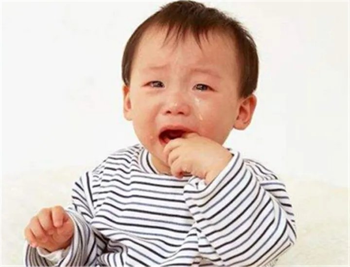 3岁女娃误吞一毛硬币,家长的什么行为差点害了她?