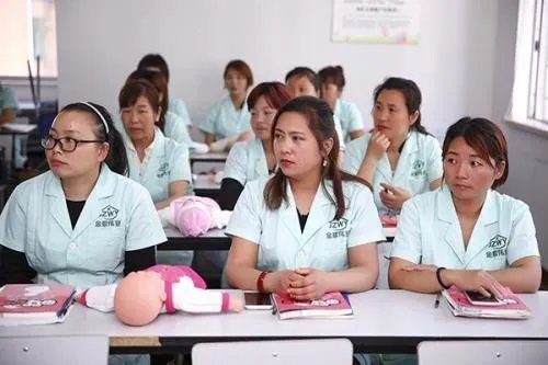 哪几种月嫂千万不能请，会害了孩子？