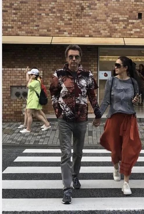 素颜现身街头的巩俐,是什么样的状态?