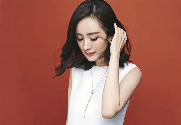 杨幂一下飞机赶到片场就向导演鞠躬道歉,你怎么看待杨幂的态度?