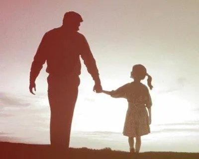 女婴坠楼受伤父亲拒绝治疗,其父亲的行为是不是太不负责了?