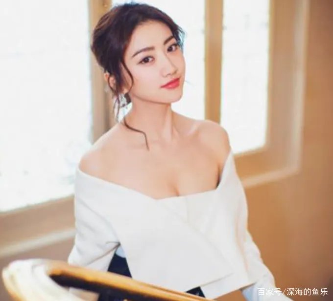 成龙不敢碰她,甄子丹想搂没搂到,王思聪不敢撕,却被任嘉伦吻了,她是谁?