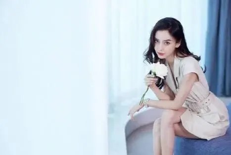 网友偶遇Angelababy带小海绵游泳，她是一个合格的母亲吗？