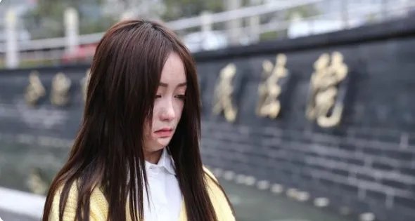 安徽16岁少女周岩,因拒绝官二代被泼汽油毁容,如今过得怎样了?