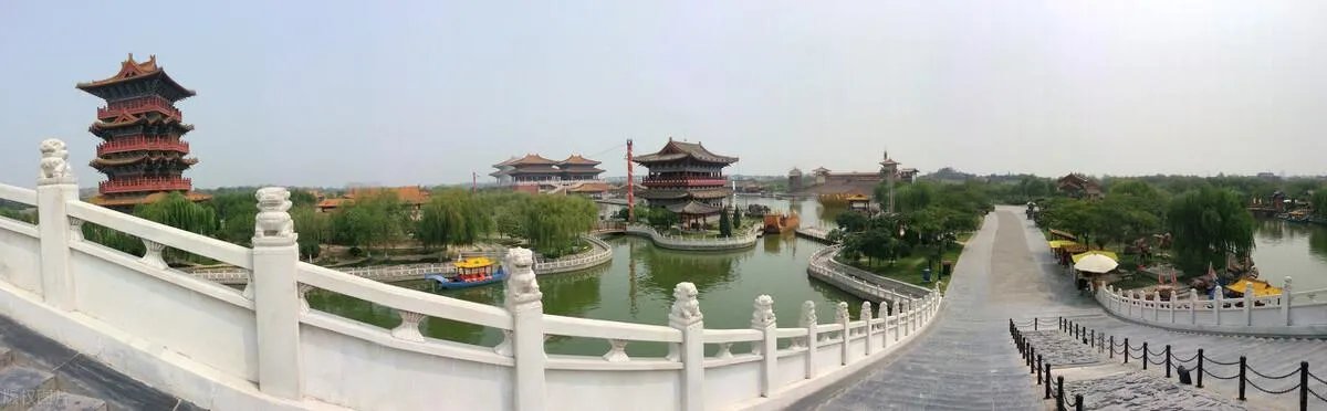 女子景区抱电脑边工作边游玩,具体情况是什么?