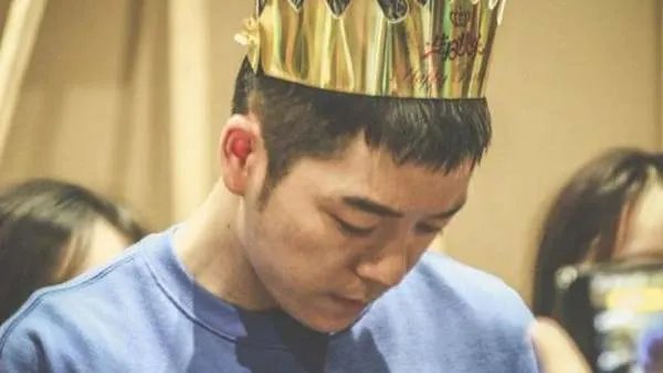 王栎鑫离婚早有征兆,女方早已死心摘下婚戒,这是怎么了?
