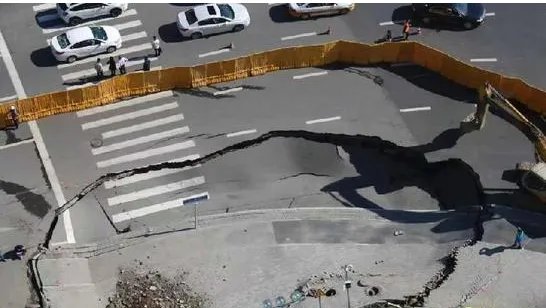 长春一在建地铁口附近发生道路塌陷了吗?