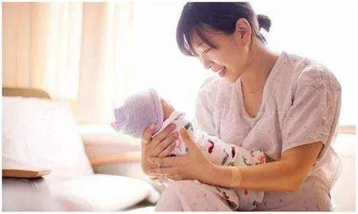 保姆投诉雇主留下孩子失联，孩子该怎么办？