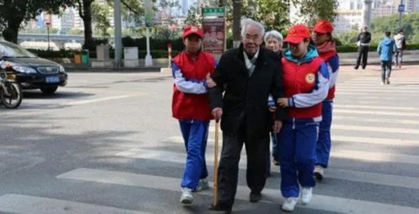 男孩不敢过马路民警暖心护送,你做过这样的暖心民警吗?
