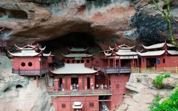 仅有一根棍子支撑,摇摇欲坠,福建省的甘露岩寺为何如此神奇?