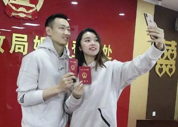 被闺蜜搭档夺走男友的羽毛球奥运冠军赵芸蕾现在感情生活如何?