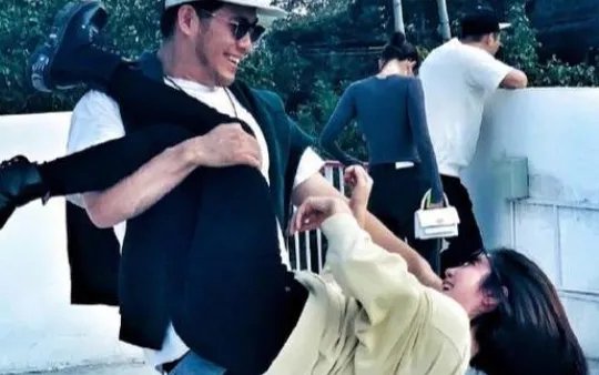 曾经的宅男女神赵奕欢公布恋情,其男友李伯恩到底有何魅力?
