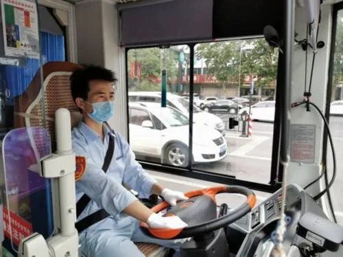 成都公交司机被男子从背后拿石块袭击,事情的起因是什么?