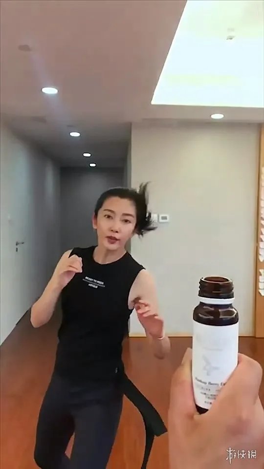 女星李冰冰”踢瓶盖“挑战成功 动作实在太帅了!