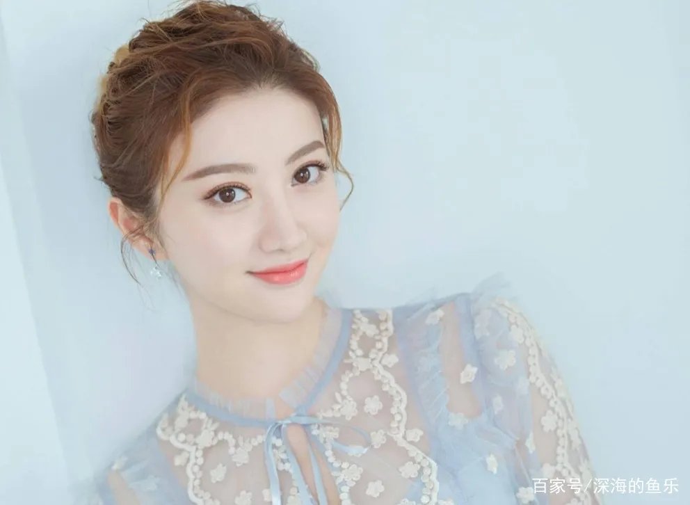 成龙不敢碰她,甄子丹想搂没搂到,王思聪不敢撕,却被任嘉伦吻了,她是谁?