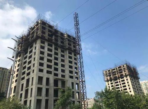 你怎么看待等了10年花了2000万住进烂尾楼这件事呢?