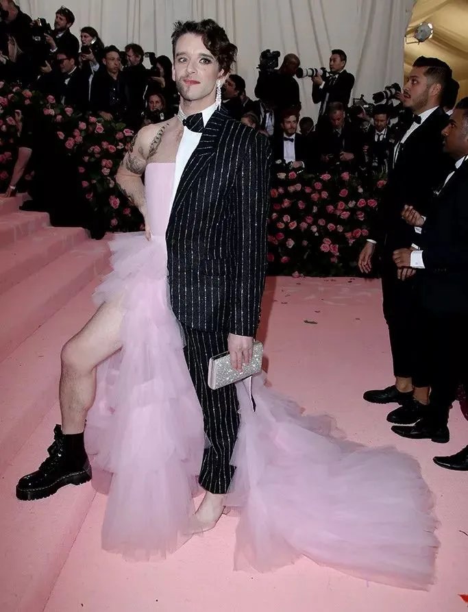 微信“下克上”怒怼腾讯;在Met Gala上竟如此“不男不女”;GUCCI“另类重回”彩妆领域