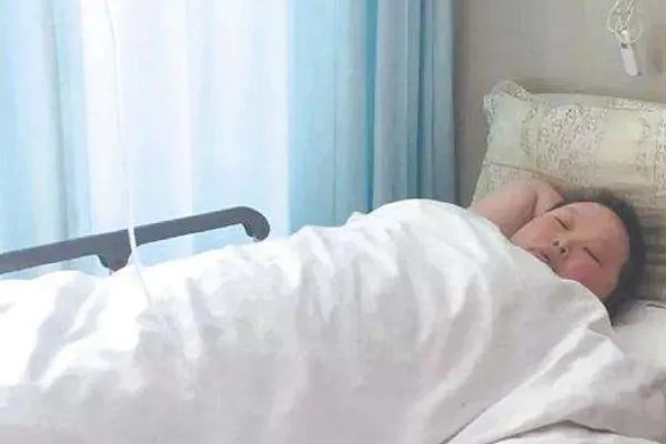 90后女孩忍痛借亡父微信鼓励母亲,你想对她说什么?
