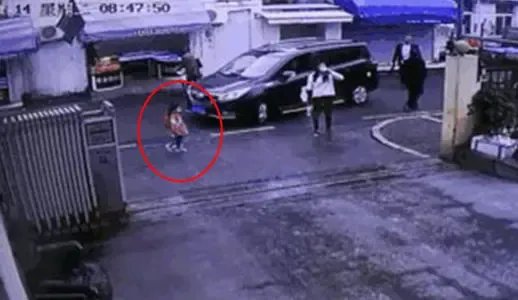 北京一小区女童被卷入车底不幸身亡,造成此事故的原因是什么?