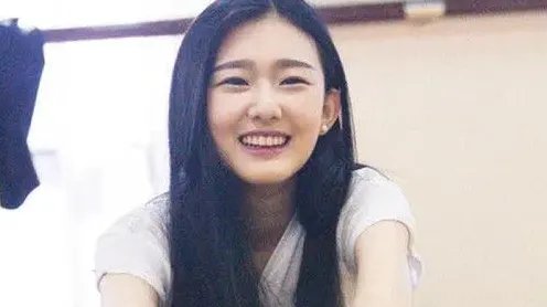 被网友吐槽“目无尊长”的袁雨萱，为何会得到杨幂的力捧呢？
