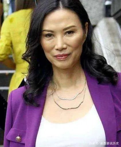 那个离婚分得百亿家产的邓文迪,如今过得怎么样了?