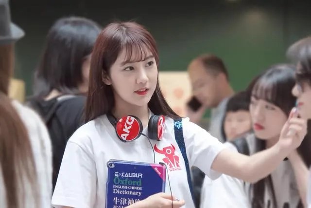 SNH48李艺彤对直播骂人事件道歉,你会原谅她吗?