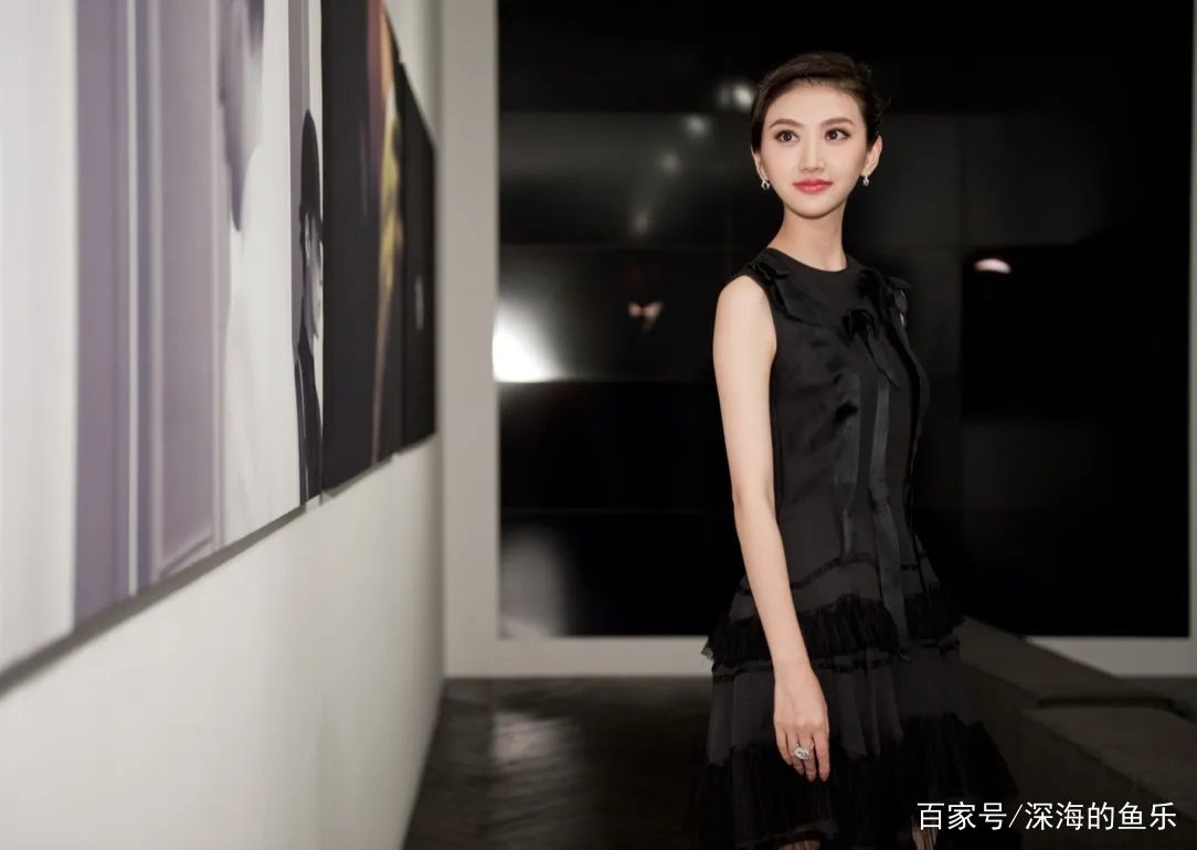 成龙不敢碰她,甄子丹想搂没搂到,王思聪不敢撕,却被任嘉伦吻了,她是谁?