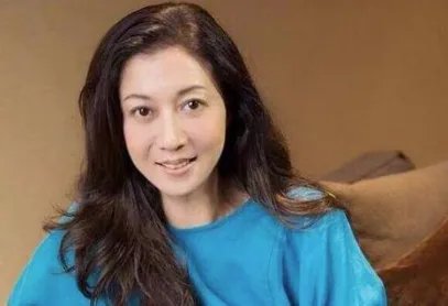 母亲撒钱羞辱她，女儿在国外捡垃圾不回家，毁吴绮莉一生的不只成龙，咋看？
