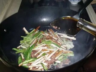 芹菜香干炒肉