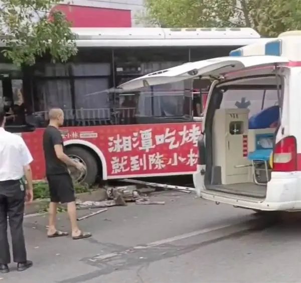 现场画面曝光!公交车冲入花坛司机身亡,是什么酿成了这起惨剧?