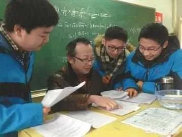 对于让班主任试喝牛奶一事，你有何看法？