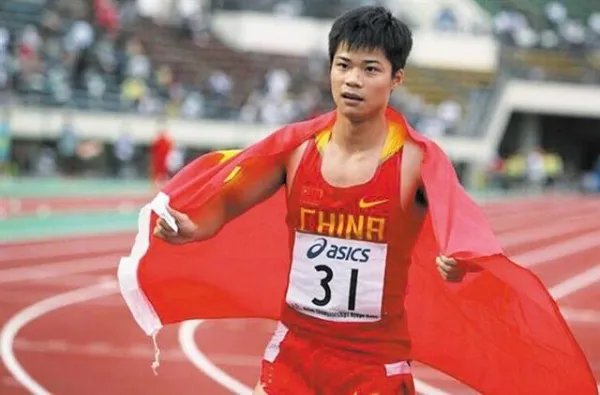 苏炳添给老人发红包,每人一百共计16万,却被吐槽抠门,对此你怎么看?