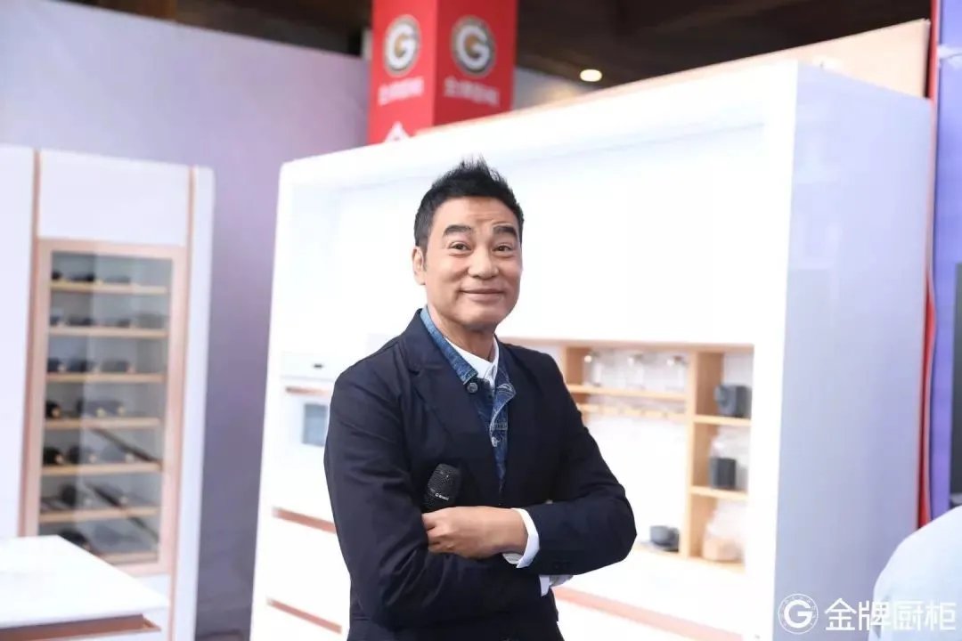 遇袭康复期的任达华状态如何?直击金牌厨柜兴义站了解详情!