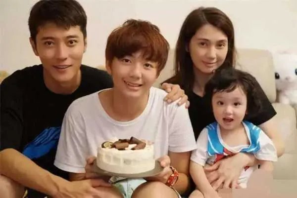 结婚12年,老妻少夫波折多,50岁的香港女星洪欣现状如何?