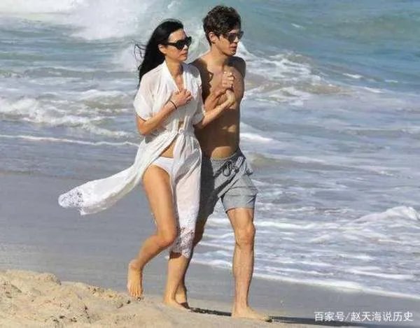 那个离婚分得百亿家产的邓文迪,如今过得怎么样了?