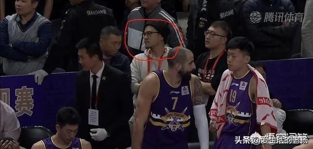 北控遭绝杀后,场边的杨毅难掩失落!他不是解说员吗?为什么不保持中立的态度呢?